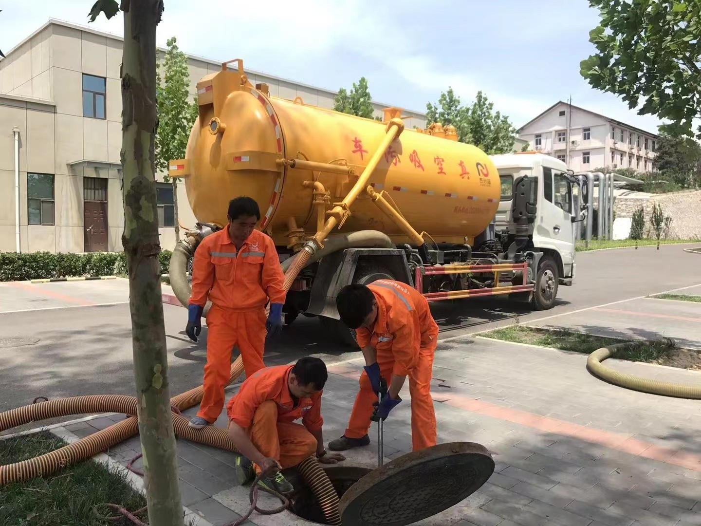 天全管道疏通车停在窨井附近