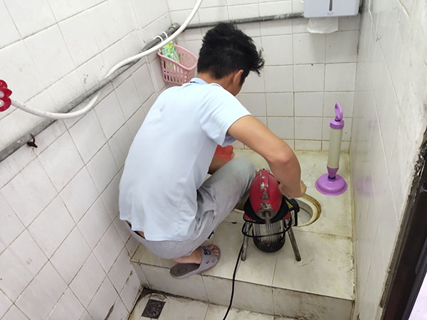 天全管道堵塞冒臭气 专业师傅现场解决问题