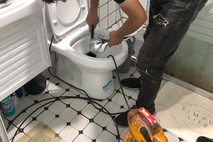 天全马桶堵塞自己疏通还是找师傅？专业上门服务让你省时更省心